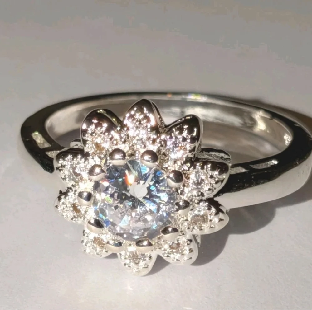 Elegant 925 Sterling Silver Floral Ring Sz 8